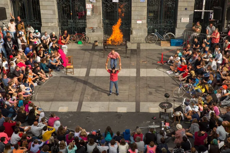 Performance dans les rues d'Aurillac lors du Festival de Théâtre de Rue