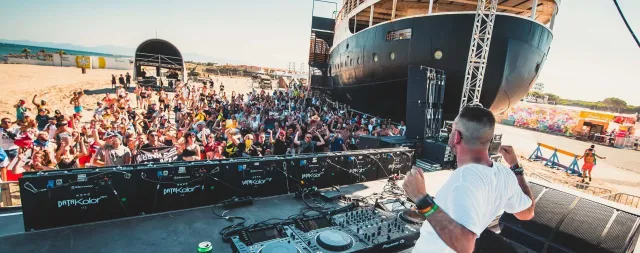 DJ devant le Lydia à l'Electrobeach 2019