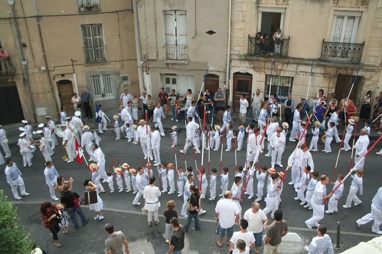 Défilé des jouteurs du Grand Prix de la Saint-Louis