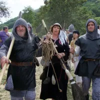 La Montée de la Tour des Sorcières à Chatenois pour la Fête des Remparts  DR