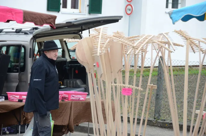 Un vendeur de râteaux à la Rachamarkt de Burnhaupt-le-Bas