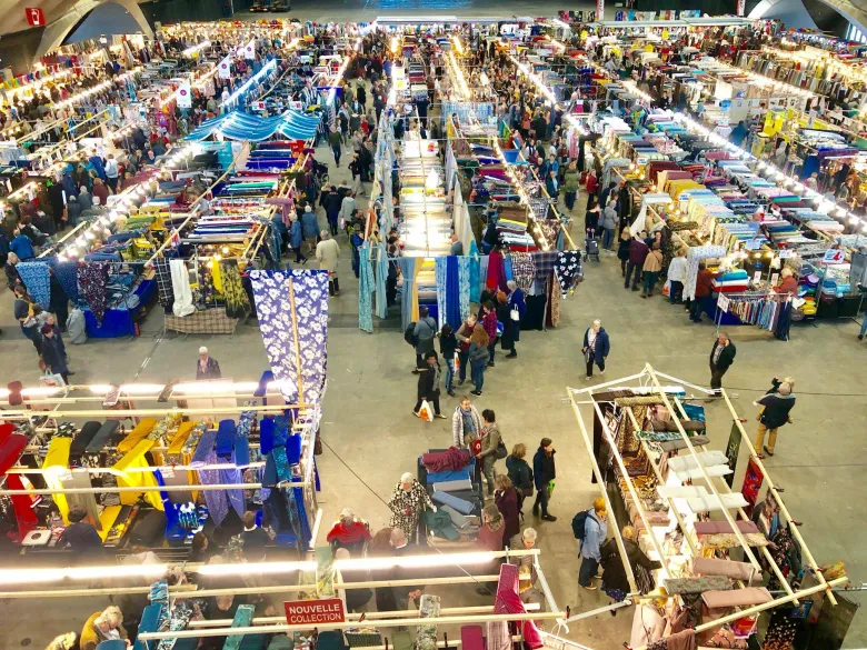 L'immense choix en étoffes variées de la foire aux tissus de Mulhouse