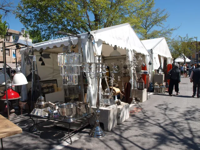 Luminaires en vente à la Foire de l’Isle-sur-la-Sorgue