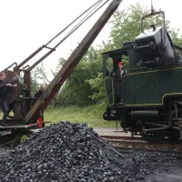 La locomotive consomme 400 à 500 kg de charbon sur son trajet&nbsp;: il faut donc la remplir au retour avec cette grue à charbon &copy; Sandrine Bavard