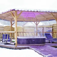 Jacuzzi sous la neige au Domaine du Haut Jardin DR