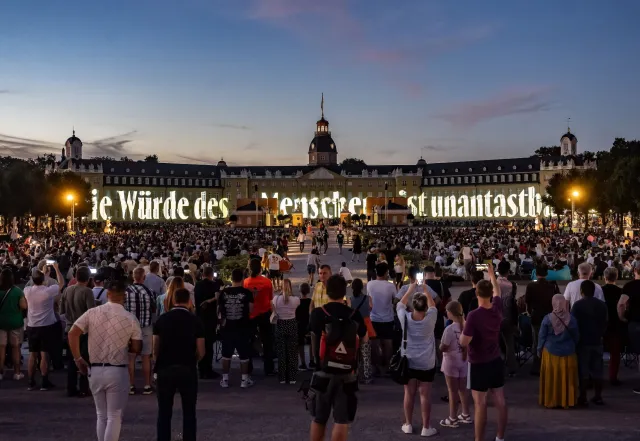 Veronika Biebrich, Verena Stella Gompf und Nikolaus Völzow, Arrrtt. 1 GG - Schlosslichtspiele Karlsruhe 2024