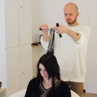 Julien Winninger pratique la coiffure énergétique &copy; M.O.