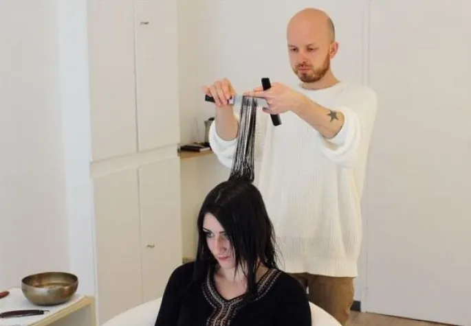 Julien Winninger pratique la coiffure énergétique