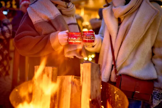 Ambiance chaleureuse au marché de Noël médiéval