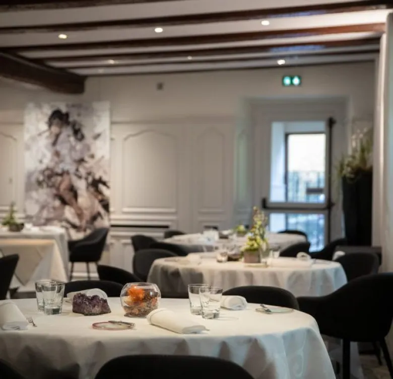 Les tables de l'Auberge du Cheval Blanc n'attendent que vous