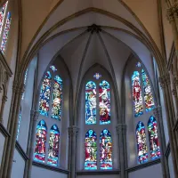 L'intérieur de l'église Saint Martin d'Ensisheim se pare de vitraux colorés et lumineux &copy; Grumelo via Wikimedia Commons