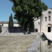 La construction d’une abbaye cistercienne.