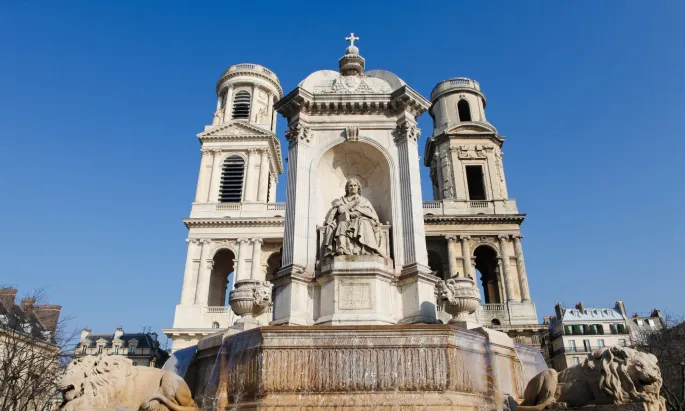 La Fontaine Saint-Sulpice trône sur la place du même nom à Paris