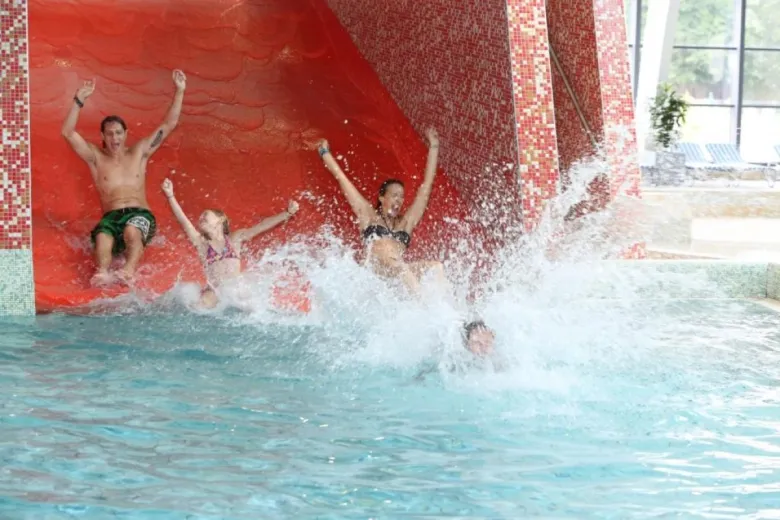 La piscine Laguna est un espace de détente et de loisirs autour de la natation à quelques minutes de la France