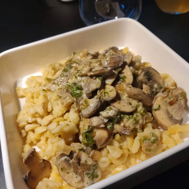 Knepflés poêlés et sa sauce champignons à la crème 