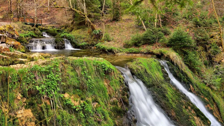 Cascades se déversant dans la Source bleue