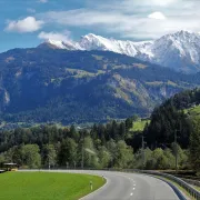 La Suisse à l\'ère numérique : L\'e-vignette révolutionne les autoroutes helvétiques
