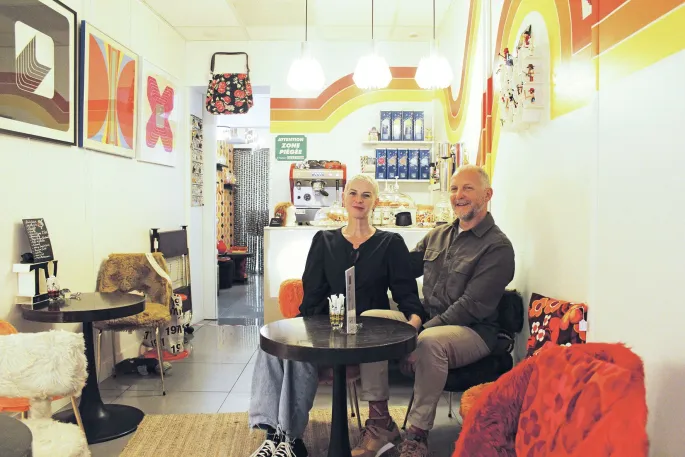 Val et Jean-Christophe dans leur boutique 