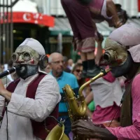 Spectacle de rue lors du Grand Pruneau Show &copy; Facebook / Pruneau Show