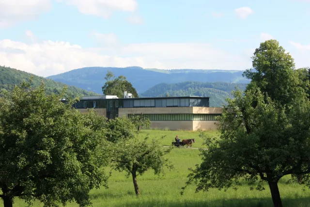 Le Musée des automates à musique est situé dans un superbe paysage jurassien, qui invite à la promenade et aux randonnées