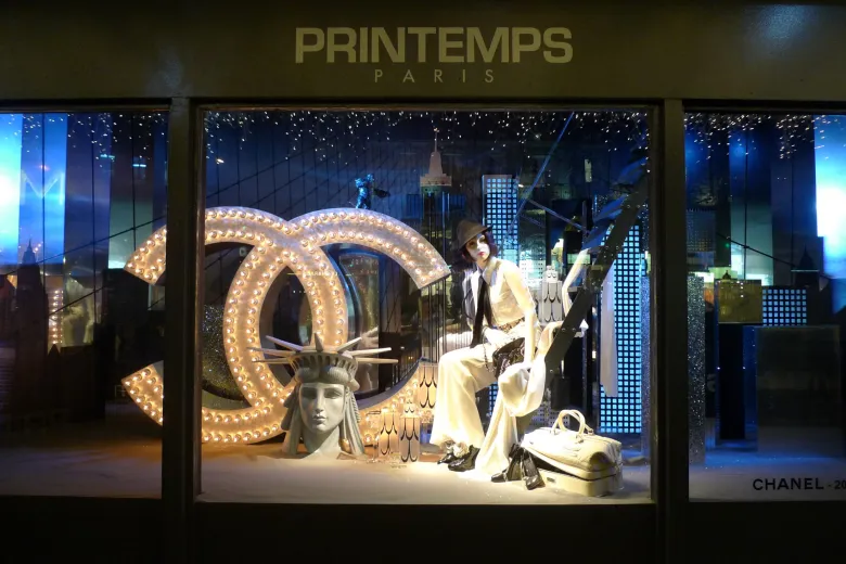 Vitrine de Noël Chanel au Printemps Haussmann