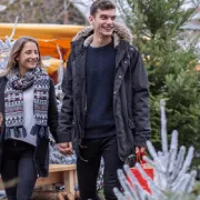 Le village de Noël avec des chalets gourmands et artisanaux