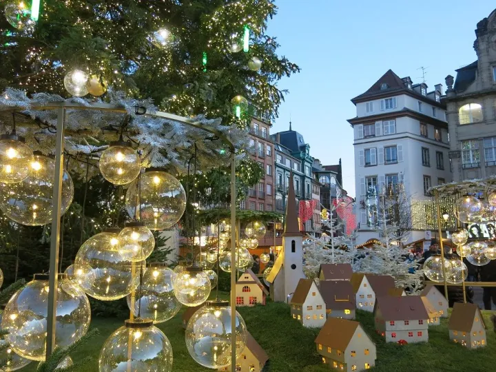 Place Kléber, au pied du sapin