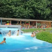 Le guide des piscines dans le Haut-Rhin : tout baigne, c’est l’été !