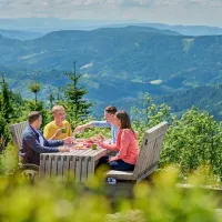 Un bon repas avec une vue panoramique sur la Forêt Noire &copy; Wegener_DZT