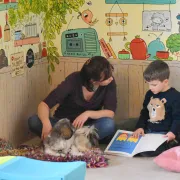 Lire avec le chien à la Maison du Père Castor