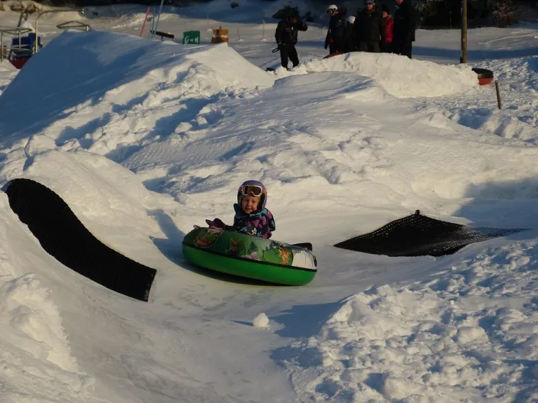 Luges et bouées sur la neige à La Bresse au parc Wiidoo'Gliss !