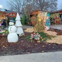 Moment de détente pour deux lutins du Marché de Noël de Pfastatt DR