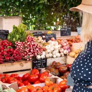 Marché aux produits de bouche et créateurs