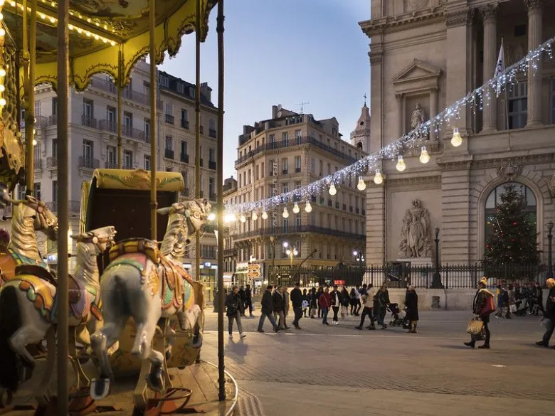 La Canebière à la tombée de la nuit, pendant la période de Noël