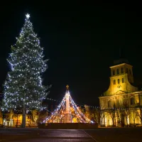 La Place de la Mairie avec son grand sapin illuminé&nbsp;! &copy; LB Photographie