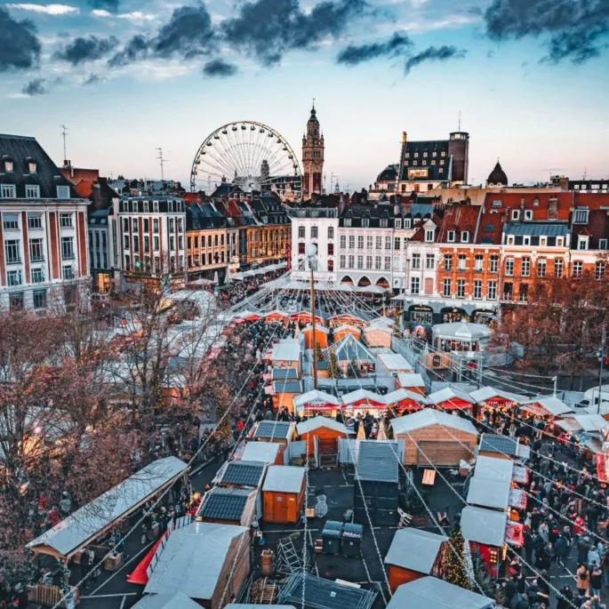 De nombreux chalets sont installés au marché de Noël de Lille
