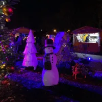 Les décorations, de jour comme de nuit, du marché de Noël des lutins à Pfastatt DR