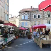 Marché hebdomadaire à Saint-Léonard de Noblat