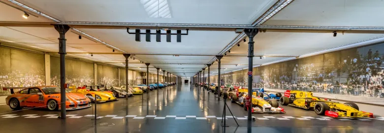 L'allée des voitures de courses au Musée National de l'Automobile