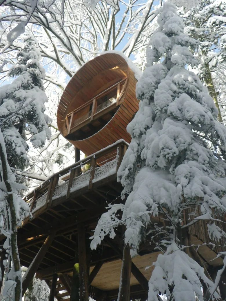 La cabane La Forêt avec ses deux étages et son bain finlandais