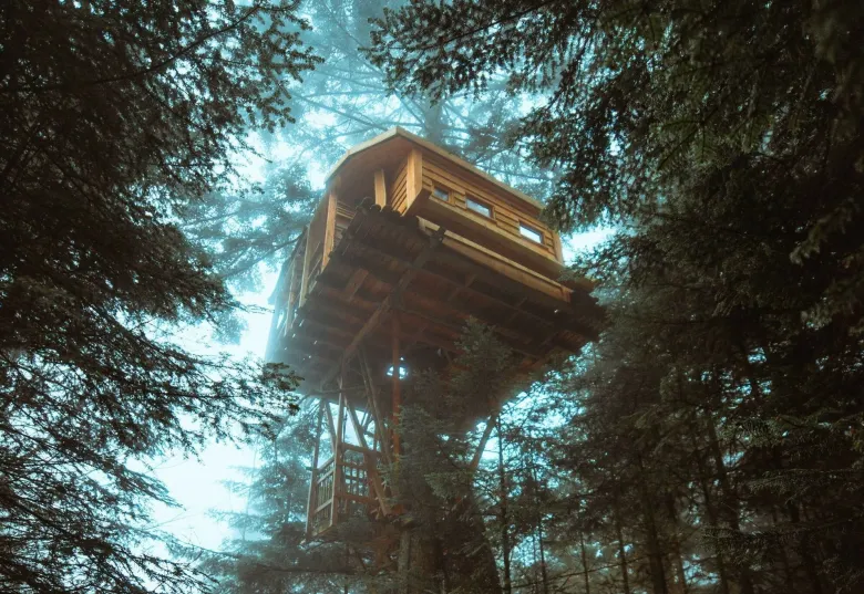 Et si vous dormiez dans une cabane perchée (ici L'Observatoire) ?