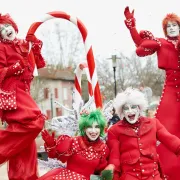 Noël à Chartres : Drôles de jouets de Noël - les echassiers font leur casino du cirque