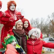 Noël à Chartres : Les echassiers lutins rouges - la fête arty et design