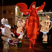 Noël à Chartres : Parade lumineuse du cirque de Noël et d'été en rouge blanc et ballons