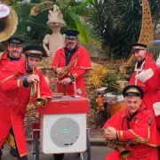 Noël à Chartres : spectacle déambulatoire Ca cartoon par les Enjoliveurs