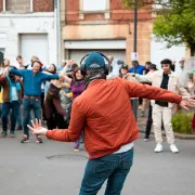 Noël à Ciboure ! Balade urbaine chorégraphique sur fond de cinéma Happy manif