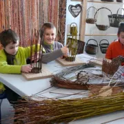 O S I E Z ! ATELIERS OSIER CREATIF à partir de 3 ans VACANCES DE PRINTEMPS au Centre d’Art autour de l’Osier