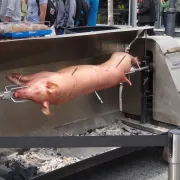 Olhette, petit cochon grillé au feu de bois