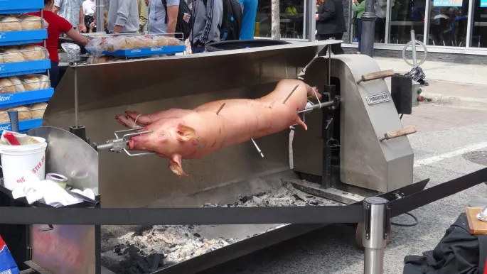 Olhette, petit cochon grillé au feu de bois