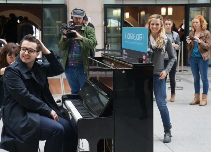 Faites comme Olympe finaliste de la deuxième saison de The Voice,en venant jouer du piano dans les gares...